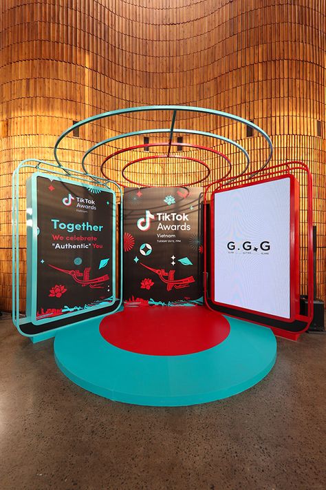 Tiktok Booth Design, Creative Booth Design Exhibition Stands, Creative Photo Booth Ideas Events, Museum Display Design, Exbition Design, Exhibition Booth Design Ideas Creative, Exhibition Design Ideas, Creative Booth Design, Activation Booth