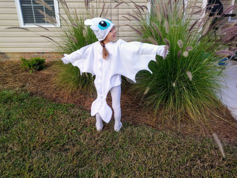 Little light fury dragon made of knit, fleece, and felt. Diy Light Fury Costume, Light Fury Costume, Light Fury Dragon, Toothless Party, Toothless Costume, Dragon Kid, Light Fury, Dragon Costume, Dragon Birthday