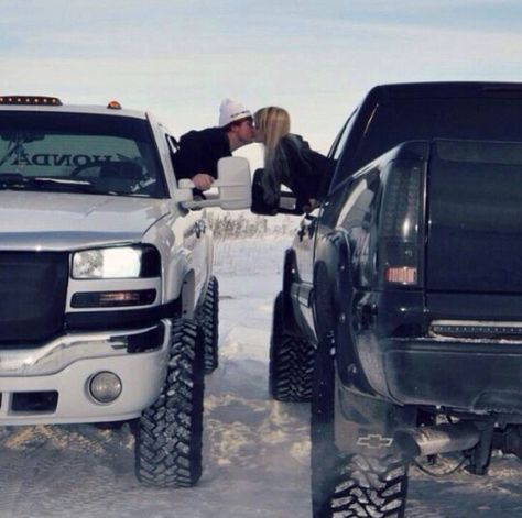 Josh and I have to do this with our trucks His and hers Couple Tumblr, Country Couple Pictures, Country Relationship Goals, Country Relationships, Video Sport, Cute Country Couples, Foto Kids, Country Couples, Cute Couple Quotes