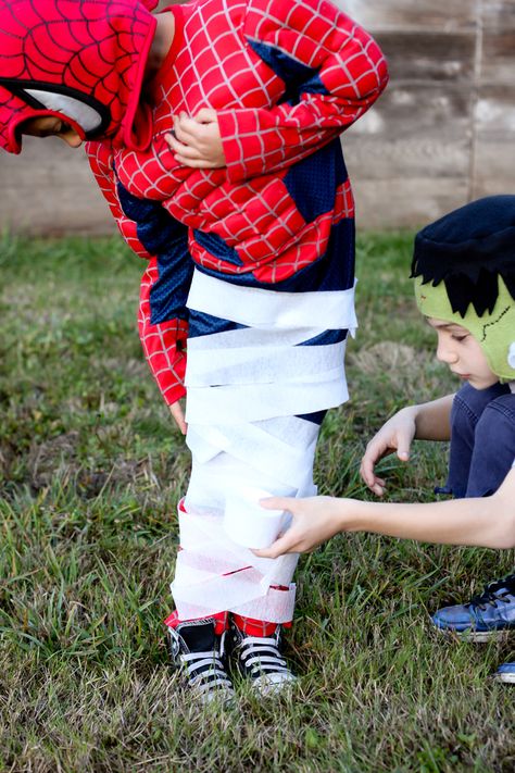 MUMMY-SACK RACE  This one might be my favorite. Simply wrap white crepe streamers around their legs and have a mummified gunny-sack race! They have to cross the finish line, keep their wrappings on and not tear them through to win! Diy Halloween Party Games, Halloween Party Games For Kids, Easy Halloween Games, Halloween Torte, Mummy Wrap, Diy Halloween Party, Fun Halloween Party Games, Party Games For Kids, Fun Halloween Games