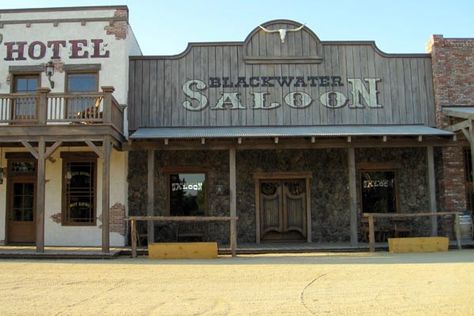 Old West Saloon Bar Saloon Wild West, Old West Saloon Bar, Saloon Front Design, Old Saloon Bar, Saloon Exterior Design, Country Bar Ideas, Saloon Interiors Ideas, Saloon Bar Ideas, Saloon Exterior