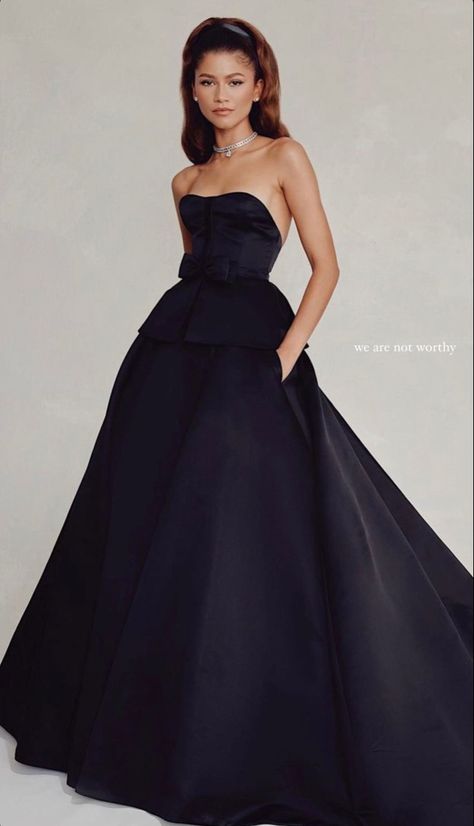 Zendaya Dress, Strapless Dress Hairstyles, Debut Dresses, Black Tie Attire, Black Ball Gown, Hair Dress, Dress 2022, Formal Ball Gown, Red Carpet Outfits