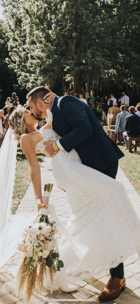 Kissing Dip Pose, Wedding Dip Kiss Picture Ideas, Wedding Kiss Photography, Wedding Photo Dip Kiss, Wedding Ceremony Dip Kiss, Aisle Dip Kiss, Dip Kiss Wedding, Wedding Dip Kiss, Elopement Pics