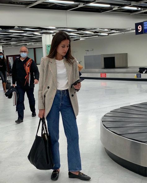 Model Airport Style, Ways To Style Jeans, Work Travel Outfit, Airport Style Summer, Flight Outfit Airport Style, Airport Outfit Spring, Comfortable Airport Outfit, Buy Less Choose Well, Airport Chic