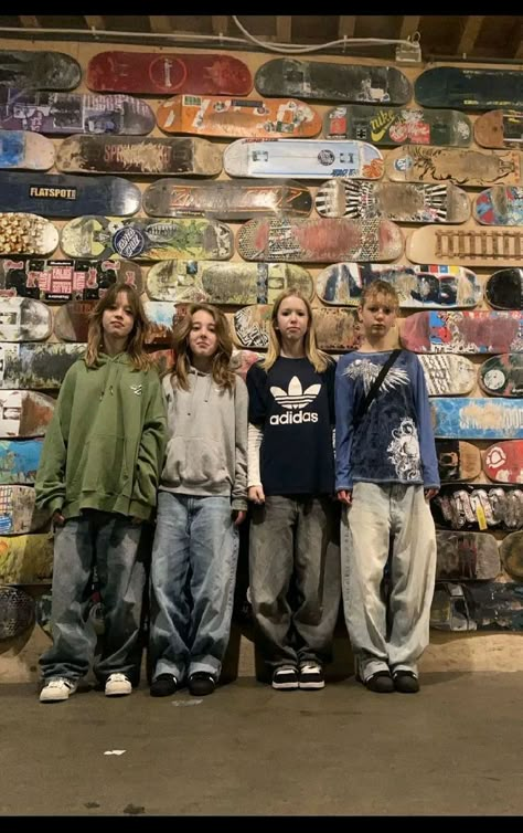 Chill Skater Outfits, Streetwear Fashion Skater, Skate Boarding Outfit, Baggy Jeans Skater Outfit, Skate Clothes Skater Style, Baggy 90s Skater Style, 90 Skater Aesthetic, Baggy Grunge Aesthetic, Outfits For Skateboarding