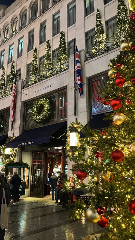 Christmas In Times Square, London Xmas Aesthetic, London In December Aesthetic, London Christmas Aesthetic, Nyc Xmas, Christmas In Chicago, New York Noel, Christmas Nyc, Christmas Street