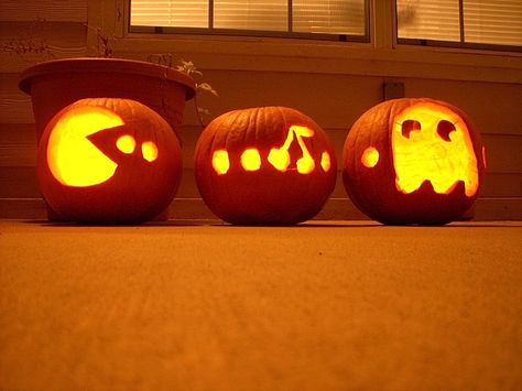 pac man pumpkins Pacman Pumpkin, Halloween Pumpkins Carvings Designs, Fest Ideas, Pumkin Carving, Pumpkin Carving Designs, Pumpkin Queen, Pumpkin Template, Halloween Things, Halloween Pumpkin Designs