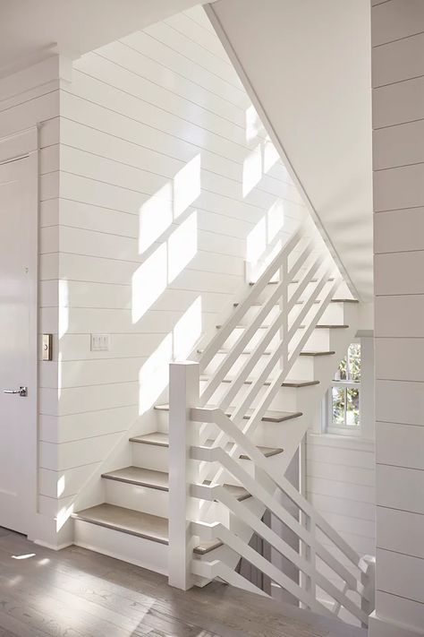 Beach House Staircase, Beach House Stairs, Cottage Hallway, Landing Stairs, Beach Stairs, Loft Railing, Interior Stair Railing, Staircase Outdoor, Beach House Living Room