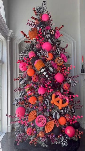 Halloween Wedding Decor, Spooky Halloween Tree, Holiday Puns, Halloween Christmas Tree, Creepy Christmas, Creative Christmas Trees, Dark Christmas, Holiday Tree Decorations, Christmas Themes Decorations