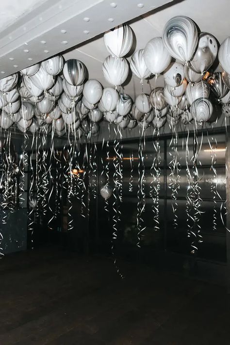 Black Decorations Party, Silver Theme Party Decoration, Black Birthday Party Aesthetic, Shower Decorations Wedding, Marble Balloons, Pastel Gray, Balloons Happy Birthday, White Party Decorations, Baby Shower Balloon Decorations