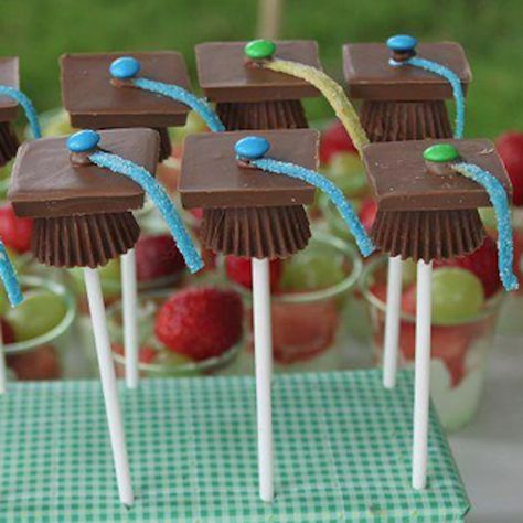 Chocolate Graduation, Boys High School Graduation Party, Graduation Cake Pops, Graduation Candy Buffet, Graduation Party Desserts, Graduation Treats, High School Graduation Party Decorations, Graduation Food, Graduation Desserts