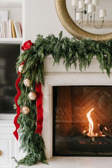 10 WAYS TO DECORATE YOUR FIREPLACE THIS HOLIDAY SEASON | CHRISTMAS DECOR Joulun Aika, Diy Jul, Wreaths Christmas, Christmas Mantel Decorations, Nails Christmas, Christmas Mantle, Christmas Inspo, Christmas Fireplace, Christmas Wonderland