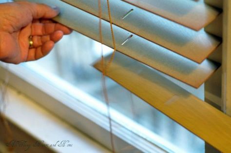 If you're not a fan of your blinds, you're going to want to take a look at these ideas. #diy #blinds #upcycle #diyhomedecor Girlie Office, Timber Blinds, Painting Blinds, Shoestring Budget, Idea Paint, Vinyl Blinds, Repurposed Lamp, Store Venitien, Painting Wood Paneling