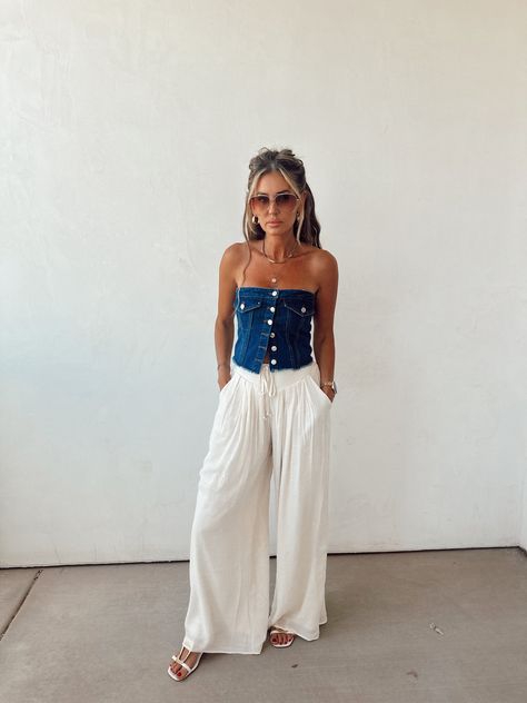 Women Linen Pants Outfit, Outfits For Europe Summer, Bandeau Top Outfits, Denim Corset Outfit, Denim Tube Top, Corset Top Outfit, Tube Top Outfits, Flowy Wide Leg Pants, Denim Corset Top