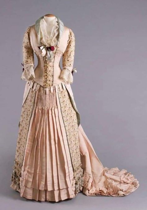 Parisian Clothes, 1880s Dress, Virtual Exhibition, 1870s Fashion, Art Outfit, Bustle Dress, Natural Form, Victorian Clothing, Costume Collection