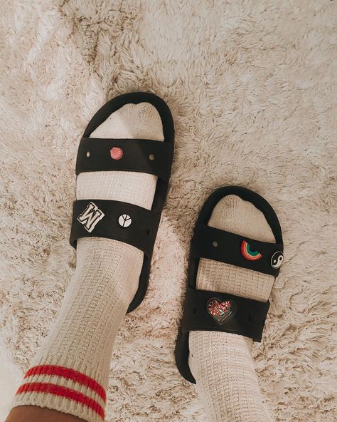 Croc Slides, Croc Ideas, Crocs Ideas, Crocs Slides, Crocs Fashion, Starbucks Diy, Me Too Shoes, Slides, Converse