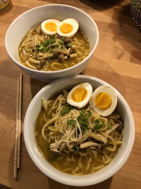 [Homemade] I made vegetarian miso ramen Vegetarian Miso Soup, Healthy Ramen Recipes, Ramen Aesthetic, Ramen Miso, Healthy Ramen, Ramen Food, Miso Ramen, Soy Beans, Ramen Soup