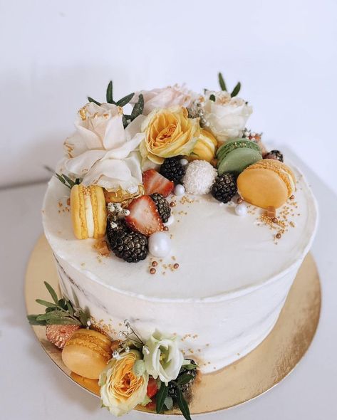 Carrot Cake With Flowers, Decorating A Carrot Cake Ideas, Birthday Carrot Cake Decoration, Carrot Cake Decoration Birthday, Carrot Cake Decorating Ideas Birthdays, Decorated Carrot Cake, Tunang Ideas, Carrot Cake Birthday Cake, Cakes With Macarons