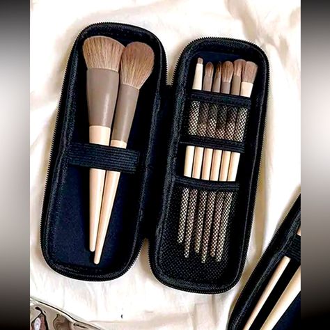 Black Zip Close Makeup Brush Storage Case. Perfect For Travel Or Everyday Storage. New With Tags & Never Used Storing Makeup Brushes, Storing Makeup, Makeup Brush Case, Sunglasses Organizer, Essential Oil Bag, Makeup Brush Bag, Minimalist Makeup, Brush Storage, Makeup Storage Bag