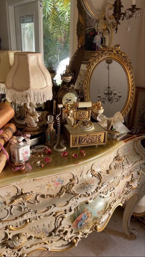 Pride And Prejudice Aesthetic Home Decor, Light Academia Vanity, 1800s Room Aesthetic, 1800s Bedroom Aesthetic, Light Victorian Aesthetic, Victorian Aesthetic Bedroom, Soft Victorian Aesthetic, Vintage Vanity Aesthetic, Spot Light Photoshoot