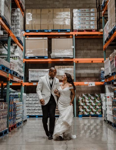 Jessica Ayala Brown met her husband Brandon at their local Costco, so it only made sense to snap their wedding photos there a few years later — and they turned out to be "cheesy" in the best way possible. During a shopping trip to her local Costco in Waipahu, HA, a few years back, Jessica stopped by the mac 'n' cheese aisle, contemplating whether she should indulge her craving for the cheesy treat. "I was saying how I wish it was good for you!" Jessica said, according to a Costco Facebook post. Costco Photoshoot, Costco Wedding Cakes, Costco Wedding, Stills Photography, Picnic Photo Shoot, Couple Shoots, Real Life Princesses, Foto Inspo, Bridal Photo