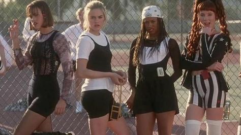 Films from the nineties Dionne Clueless, Movie Character Outfits, Cher And Dionne, Clueless Aesthetic, Clueless Movie, Clueless Cher, Cher Outfits, Fashion Guys, Cher Clueless