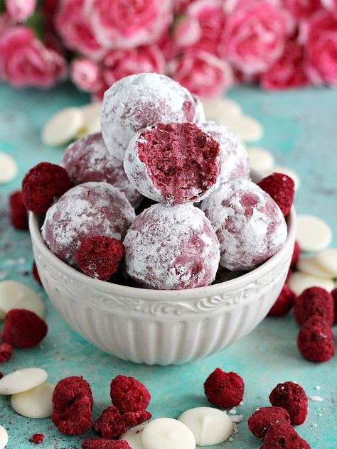 Raspberry Truffles Recipe, Chocolate Raspberry Truffles, Raspberry Truffles, Truffles Recipe, Freeze Dried Raspberries, Dried Raspberries, Truffle Recipe, Chocolate Truffle, White Chocolate Raspberry