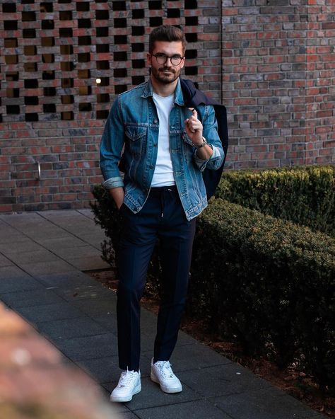 Werbung | Airforce 1, casual suit pants, t-shirt & denim jacket - a comfortable laid-back combo that greatly improves in elegance once you… Jean Jacket Outfits Men, Denim Jacket Men Outfit, Blue Chinos Men, White Sneakers Outfit, Polo Shirt Outfits, Jean Jacket Outfits, Denim Jacket Outfit, Mens Casual Outfits Summer, Mens Trendy Outfits