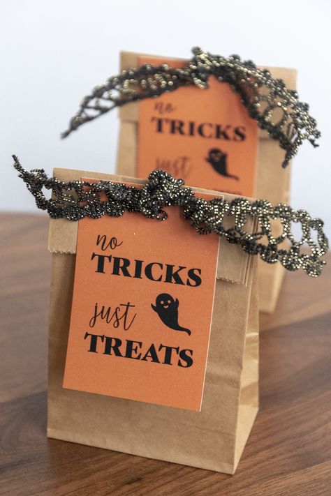 Free Printable Halloween Trick-or-Treat Bag Gift Tags. No Tricks, Just Treats Favor Tags. Halloween candy packaging ideas. #halloween #packaging No Tricks Just Treats Printable, Printable Halloween Tags, Dekorere Bad, Halloween Gift Tags, Halloween School Treats, No Tricks Just Treats, Dulces Halloween, Free Printable Halloween, Halloween Gift Bags