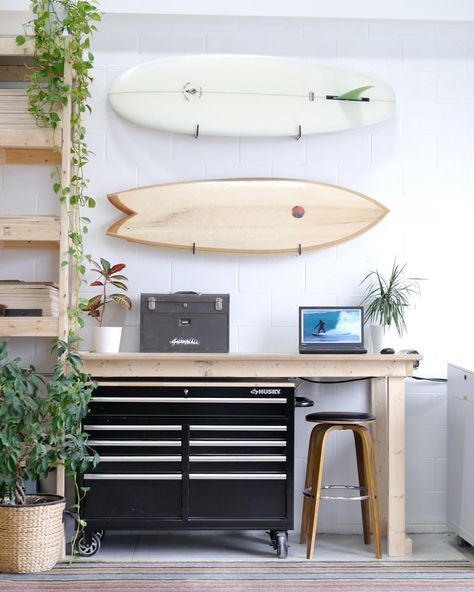 Windsurf Storage, Diy Surfboard Rack, Surf House Interior, Surf Style Home, Surfboard Display, Surfboard Wall Rack, Surf Room Decor, Surfboard Storage, Surf Rack