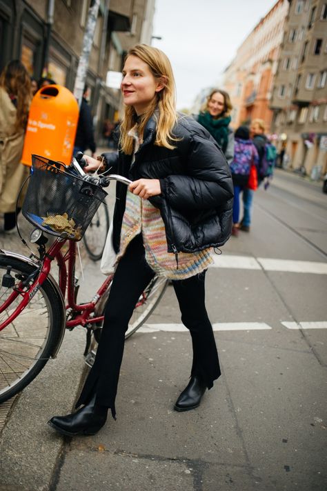 Berlin Winter Street Style, Berlin Street Style 2023, Berlin Outfit Winter, Berlin Street Style Underground, Berlin Style Street, Berlin Winter Outfits, Germany Street Style, Berlin Fashion Streetstyle, Berlin Aesthetic Style