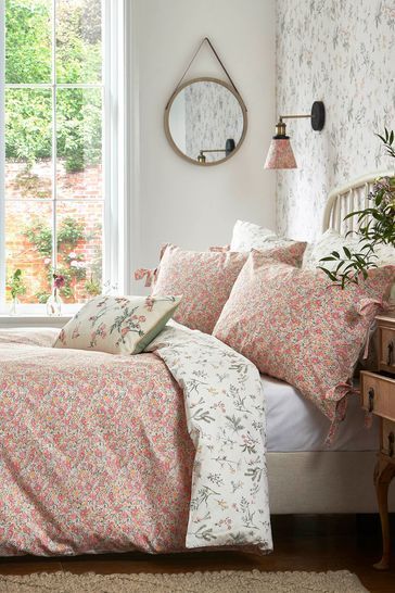 Laura Ashley Loveston Duvet Cover And Pillowcase Set Laura Ashley Bedding, Chambre Inspo, Floral Bedroom, Pink Duvet Cover, Country Floral, Ditsy Print, Floral Bedding, Style Deco, Steampunk Style