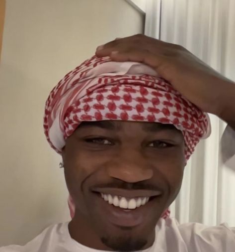 Roddy Rich Aesthetic, Roddy Ricch Video, Roddy Rich, Ricci Rivero Yes Or No Meme, Rappers Meme Funny, Roddy Ricch, Rapper Memes Hilarious, Best Friend Outfits, Friend Outfits