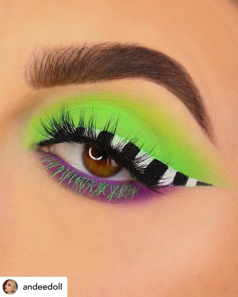 Halloween Eyeshadow, Beetlejuice Makeup, Halloweenský Makeup, Holloween Makeup, Cute Halloween Makeup, Halloween Eye Makeup, Graphic Makeup, Amazing Halloween Makeup, Halloween Makeup Inspiration