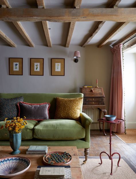 Salons Cottage, Cottage Lounge, Cotswold Cottage, Cotswolds Cottage, Modern Country Style, Cottage Living Rooms, Cosy Living Room, Cottage Interior, Green Sofa