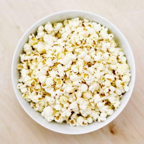 Stomach Pains After Eating Popcorn | Livestrong.com Healthy Snacks Before Bed, Peanut Popcorn, Post Workout Snacks, Popcorn Recipes, Diet Snacks, Workout Snacks, Stomach Pain, Diet Tips, Party Planning