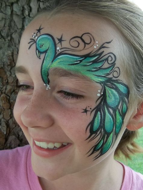 Diseño de pavo real Bird Face Painting, Peacock Face Painting, Animal Face Paintings, Cheek Art, Girl Face Painting, Face Painting Easy, Face Paint Makeup, Kids Face Paint, Pintura Facial