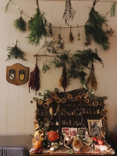 Nature Altar Ideas, Bookshelf Altar Ideas, Fall Witch Decor, Altar Inspo Witchcraft, Fall Witchy Decor, Alter Inspo Witchcraft, Witchcraft Altar Ideas Small, Altar Arrangement Witchcraft, Goblincore Living Room