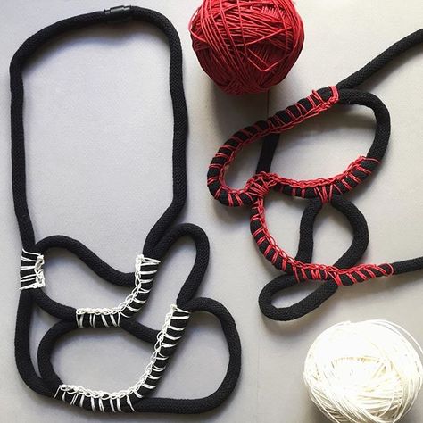 Playing with rope and paper yarn, #wearitcrochet Crochet With Rope, Rope Necklace Diy, French Knitting Necklace, Boho Rope Necklace, Leather Rope Necklace, Thread Jewellery Rope Necklace, Crochet Stone, Yarn Necklace, Knitted Necklace