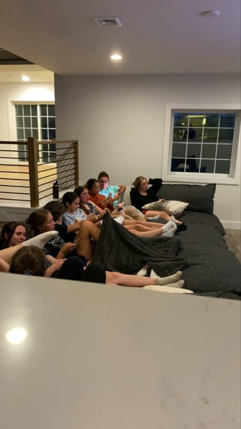 Bday Party Movie Night, Friend Group Movie Night, Living Room Movie Night Ideas, Senior Sleepover, Couch Movie Night, Big Sleepover, Blow Up Movie, Girls Movie Night, Kids Hangout Room