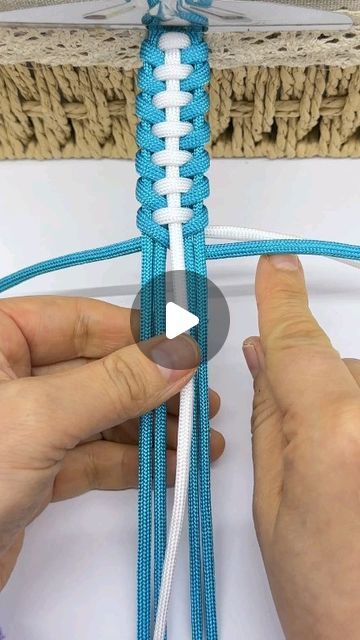 Macrame Bracelet Tutorial Step By Step, Cord Bracelet Diy, Handmade Bracelets Tutorial, Friendship Bracelet Tutorial, Paracord Bracelet Designs, Paracord Projects Diy, Horseshoe Crafts Projects, Diy Braided Bracelet, Paracord Bracelet Patterns