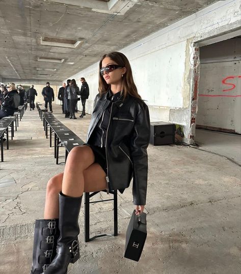 Have Fun Aesthetic, Steve Madden Boots Outfit, Buckle Boots Outfit, Boots For Women Outfits, Biker Boots Outfit, Girly Winter Outfits, Miu Miu Boots, Womens Biker Boots, Techno Outfit