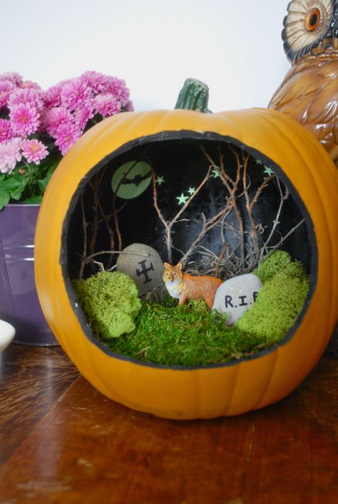 Halloween Terrarium, Spooky Diy Halloween Decor, Pumpkin Diorama, Halloween Trends, Foam Pumpkins, Faux Pumpkins, Terraria, Spooky Pumpkin, Theme Halloween