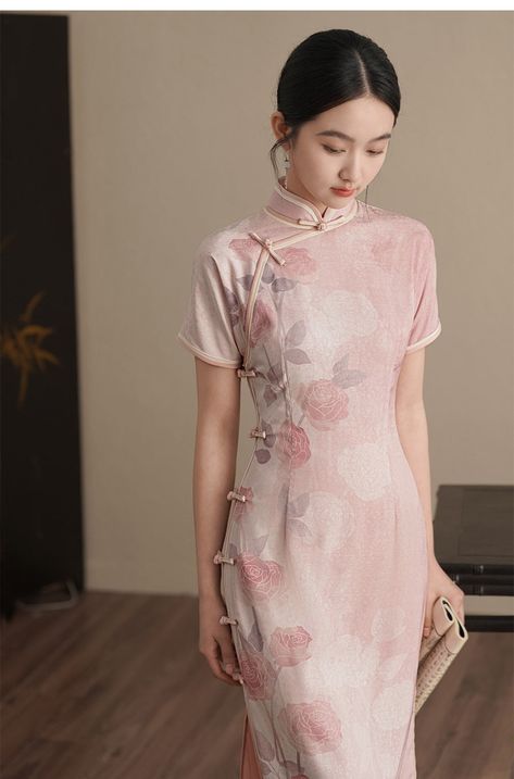 Step into elegance and charm with our Pink Roses Printed Qipao Dress. This exquisite piece is designed to capture the essence of traditional Chinese fashion while offering a modern touch. Perfect for weddings, formal events, cultural celebrations, and evening parties. Embrace your inner elegance and make a statement with this timeless piece. Size Guide: Please refer to the size guide picture before placing the order. Please leave your Height, Weight Bust, Waist and Hip measurements in the Person Chinese Print Dress, Qipao Aesthetic, Mariah Aesthetic, Traditional Chinese Fashion, Chinese Traditional Dress Qipao, Modern Chinese Dress, Orientation Outfit, Chinese Cheongsam Dress, Qipao Pattern