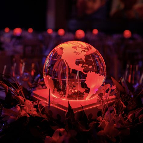 Around The Globe Theme Party, Gala Centerpieces, Vintage Travel Party, Non Floral Centerpieces, Gala Decorations, Travel Baby Shower Theme, Travel Baby Showers, Earth Globe, Table Art