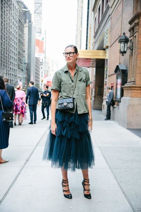 Jenna Lyons Style, Jenna Lyons, Style Muse, Army Shirts, Mode Casual, Estilo Chic, Fashion Weeks, A Skirt, Street Style Chic