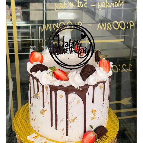 Drip whippedcream cake with strawberries and oreos Oreo And Strawberry Cake, Oreo Strawberry Cake, Strawberry Drip Cake, Strawberry Cake Decorations, Oreo Birthday Cake, Easy Strawberry Shortcake, Cake With Strawberries, Strawberry Birthday Cake, Strawberry Shortcake Cake