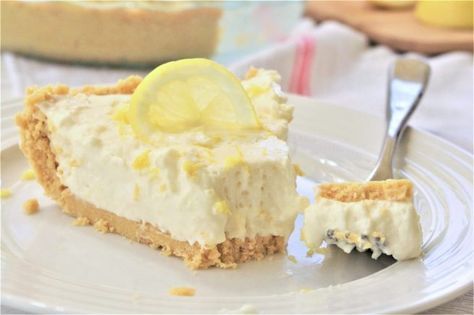 Easy No Bake Lemon Cheesecake Ice Box Pie with Lemon Oreo Crust Dessert Recipe Served Cold via Dreaming in DIY #lemoniceboxpie #nobakelemoncheesecake #nobakecheesecake #nobakedesserts #lemondesserts #easydesserts #easylemondesserts #easter #mothersdaydesserts #easterdesserts #springdesserts #summerdesserts #lemonpie Lemon Oreo, Bourbon Cake, Cheesecake Desserts Recipes, Lemon Icebox Pie, Dessert Restaurant, No Bake Lemon, Lemon Cream Pies, Dessert Pie Recipes, No Bake Lemon Cheesecake