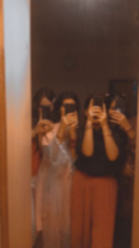 Cousins Aesthetic, Snap Captions, Aesthetic Blurry Mirror Selfie, Eid Shopping, Party Night Club Aesthetic, Shopping Pictures, Night Club Aesthetic, Best Friends Forever Images, Snap Streak Ideas Easy