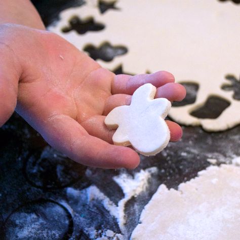 Salt Dough Recipe Uk, No Bake Salt Dough Recipe, Best Salt Dough Recipe, Salt Dough Christmas Ornaments, Salt Dough Crafts, Salt Dough Recipe, Heart Christmas Ornaments, Preschool Christmas Crafts, Salt Dough Ornaments